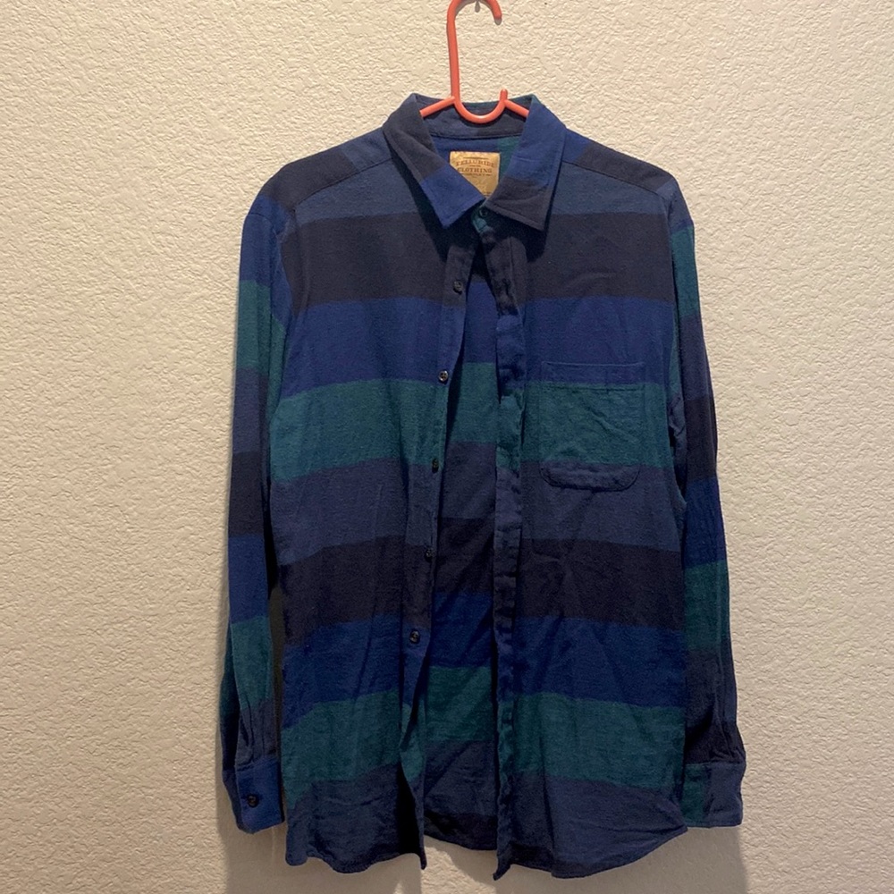 Flannel with colors consisting: blue, green, grey and black.       The size is L